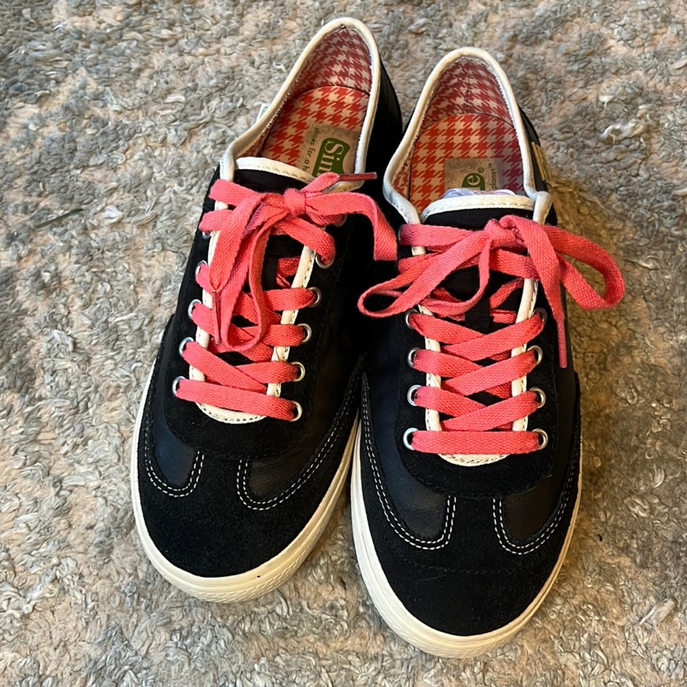 Simple Black/Pink sneakers